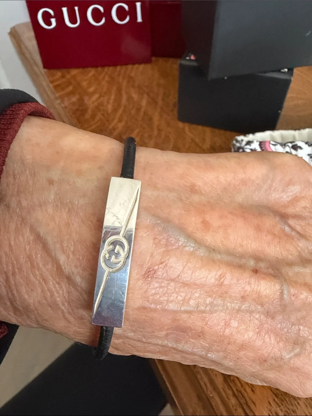 Gucci men’s/woman sterling silver and leather bracelet